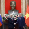 Chủ tịch nước Tô Lâm và Tổng thống Liên bang Nga Vladimir Putin chụp ảnh chung. (Ảnh: Nhan Sáng/TTXVN)