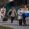 Người dân Ukraine sơ tán tránh xung đột sang Medyka, Ba Lan ngày 7/4/2022. (Ảnh: AFP/TTXVN)