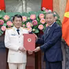 Chủ tịch nước Tô Lâm trao Quyết định bổ nhiệm cho Thượng tướng Lương Tam Quang, Bộ trưởng Bộ Công an. (Ảnh: Nhan Sáng/TTXVN)