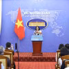 Người phát ngôn Bộ Ngoại giao Phạm Thu Hằng chủ trì họp báo thường kỳ tháng 6/2024. (Ảnh: Minh Đức/TTXVN)