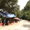 Nhiều người thân và nhân dân địa phương tham gia hỗ trợ, tìm kiếm ông Khánh. (Ảnh: Đức Phương/TTXVN)