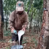 Thu hoạch mủ cao su. (Nguồn: TTXVN)