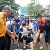 Thí sinh Trần Tuấn Anh bị tai nạn gãy chân khi đâm vào phía sau 1 chiếc xe tải, sau khi được sơ cứu đã tiếp tục dự thi môn Toán. (Ảnh: TTXVN phát)