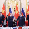 Chủ tịch nước Tô Lâm và Tổng thống Vladimir Putin cùng nâng ly chúc mừng. (Ảnh: Nhan Sáng/TTXVN)