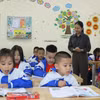 Giáo viên, phụ huynh và học sinh thành phố Hà Tĩnh. (Ảnh: Hoàng Ngà/TTXVN)