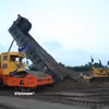 Nguồn cát sông vẫn là nguồn vật liệu đắp nền đường và đang thiếu hụt trầm trọng ở nhiều dự án. (Ảnh: Việt Hùng/Vietnam+)