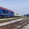 Một đoàn tàu chở hàng container kết nối sang Trung Quốc. (Ảnh: PV/Vietnam+)