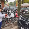 Tại điểm trông giữ xe dưới lòng đường, nhân viên trông giữ sẽ dùng thiết bị cầm tay để nhận diện thẻ Etag định danh gắn trên phương tiện. (Ảnh: Việt Hùng/Vietnam+)