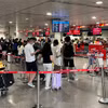 Hành khách làm thủ tục lên máy bay tại Cảng Hàng không Quốc tế Tân Sơn Nhất. (Ảnh: PV/Vietnam+)