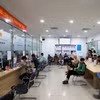 Người dân thực hiện đổi giấy phép lái xe tại Sở Giao thông Vận tải Hà Nội. (Ảnh: Việt Hùng/Vietnam+)