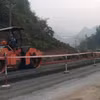 Nhà thầu thi công một dự án đường Quốc lộ. (Ảnh: Việt Hùng/Vietnam+)