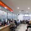 Người dân làm thủ tục cấp, đổi bằng lái xe. (Ảnh: Việt Hùng/Vietnam+)