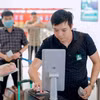 Hành khách sử dụng ứng dụng sinh trắc học khi làm thủ tục tại Cảng Hàng không Quốc tế Nội Bài. (Ảnh: PV/Vietnam+)