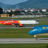 Máy bay của hai hãng hàng không Vietnam Airlines và Vietjet đang chuẩn bị cất, hạ cánh tại một sân bay. (Ảnh: PV/Vietnam+)