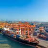 Các cảng biển đã chuyển đổi sang sử dụng các nguồn năng lượng tái tạo trong bốc xếp hàng hóa container. (Ảnh: CTV/Vietnam+)