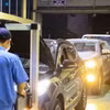 Kiểm định xe cơ giới tại một trung tâm đăng kiểm ở Hà Nội. (Ảnh: Hoài Nam/Vietnam+)