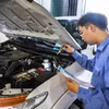 Nhân viên đăng kiểm thực hiện quy trình kiểm định xe cơ giới. (Ảnh: Hoài Nam/Vietnam+)