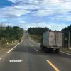 Phương tiện lưu thông trên một đoạn tuyến đường Hồ Chí Minh được hoàn thành, đưa vào khai thác. (Ảnh: Việt Hùng/Vietnam+)