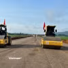 Nhà thầu thi công nền đường tại một dự án đường bộ cao tốc. (Ảnh: Việt Hùng/Vietnam+)