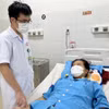 Bác sỹ Bệnh viện Đà Nẵng thăm hỏi sản phụ sau khi được cứu sống bằng kỹ thuật ECMO. (Ảnh: TTXVN phát)