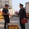 Lực lượng Hải quan Tân Thanh kiểm tra chủng loại hàng hóa xuất khẩu qua cửa khẩu Tân Thanh. (Ảnh: Quang Duy/TTXVN)