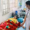 Bác sỹ của một trung tâm Y tế huyện thăm khám cho các bệnh nhân bị ngộ độc sau khi đi ăn đám cưới. (Ảnh: TTXVN phát)