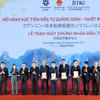 Trao Giấy chứng nhận đầu tư cho các dự án FDI của Nhật Bản. (Ảnh: Văn Đức/TTXVN)