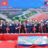 Các đại biểu Việt Nam và Lào thực hiện nghi thức động thổ. (Ảnh: Đỗ Bá Thành/TTXVN)