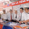 Khách tham quan, trải nghiệm tại gian trưng bày của Đài Tiếng nói Việt Nam (VOV). (Ảnh: Thu Hương/TTXVN)