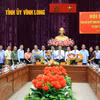 Ban Thường vụ Tỉnh ủy Vĩnh Long chúc mừng các đồng chí được luân chuyển, điều động, bổ nhiệm. (Ảnh: Phạm Minh Tuấn/TTXVN.)