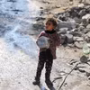 Em nhỏ chờ được phát thực phẩm cứu trợ tại trại tị nạn ở Dải Gaza, ngày 27/2/2024. (Ảnh: THX/TTXVN)
