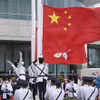 Lễ thượng cờ nhân kỷ niệm 25 năm Hong Kong được trao trả cho Trung Quốc, tại quảng trường Kim Tử Kinh. (Ảnh: AFP/TTXVN)