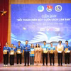 Ban tổ chức tặng sách cho các sinh viên tại diễn đàn. (Ảnh: PV/Vietnam+)