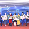 Ban tổ chức trao giải cho nhóm tác giả đoạt giải A. (Ảnh: Minh Đức/TTXVN)