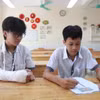 Em Lê Minh Quân và Nguyễn Lê Anh trong phòng thi riêng. (Ảnh: Báo Hà Nội Mới)