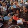 Người dân chờ nhận thức ăn cứu trợ tại thành phố Rafah, Dải Gaza, ngày 30/3/2024. (Ảnh: THX/TTXVN)