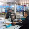 Cán bộ hải quan cửa khẩu Hữu Nghị (Lạng Sơn) tiếp nhận, xử lý tờ khai hải quan của doanh nghiệp. (Ảnh: Quang Duy/TTXVN)