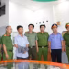 Cơ quan tố tụng đọc lệnh bắt đối tượng Dương Hồng Hiếu. (Ảnh: TTXVN phát)