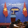 Phó Phát ngôn Bộ Ngoại giao Việt Nam Đoàn Khắc Việt trả lời câu hỏi của các cơ quan báo chí. (Ảnh: Quỳnh Anh/TTXVN phát)