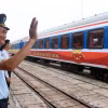 Chuyến tàu "Kết nối di sản miền Trung" di chuyển từ Ga Huế vào Ga Đà Nẵng. (Ảnh: Đỗ Trưởng/TTXVN)
