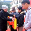 Ông Đỗ Văn Chiến tặng quà hộ nghèo, công nhân lao động có hoàn cảnh khó khăn và hộ gia đình chính sách của huyện Chợ Đồn. (Ảnh: Vũ Hoàng Giang/TTXVN)