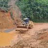 Các phương tiện máy móc tập trung xử lý hàng ngàn mét khối bùn đất trong vụ sạt lở ở Hà Giang. (Ảnh Đức Thọ/TTXVN)