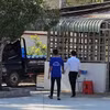 Cán bộ dẫn giải học viên trốn trại trở về. (Ảnh: Trung Hiếu/TTXVN)
