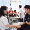 Hàng chục công nhân Công ty Trách nhiệm hữu hạn Pin Yuan Việt Nam (Khu công nghiệp Nam Đồng Phú, huyện Đồng Phú) nhập viện cấp cứu sau khi ăn cơm trưa 23/7. (Ảnh: Nhật Bình/TTXVN)