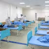 Các công nhân nhập viện do ngộ độc thực phẩm đang được điều trị tại Bệnh viện Hữu nghị Lạc Việt. (Ảnh: Hoàng Hùng/TTXVN)