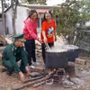Bộ Chỉ huy Bộ đội Biên phòng tỉnh Kon Tum và bà con Gié Triêng tại làng Nông Kon, xã Đăk Dục cùng nhau luộc bánh chưng. (Ảnh: Khoa Chương/TTXVN)