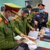 Cơ quan Cảnh sát Điều tra, Công an tỉnh Thừa Thiên-Huế khám xét nơi làm việc của hai đối tượng tại trụ sở CDC Thừa Thiên-Huế hồi tháng 2/2022. (Ảnh: TTXVN phát)