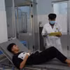 Bác sỹ thăm khám cho công nhân Công ty Trách nhiệm hữu hạn Pin Yuan Việt Nam (Khu Công nghiệp Nam Đồng Phú, huyện Đồng Phú). (Ảnh: Nhật Bình/TTXVN)