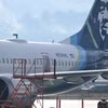 Máy bay Boeing 737 MAX của hãng hàng không Alaska Airlines hạ cánh khẩn cấp tại thành phố Portland, bang Oregon, Mỹ sau sự cố bung cửa, ngày 23/1/2024. (Ảnh: AFP/TTXVN)