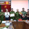 Lãnh đạo Công an Thành phố Hồ Chí Minh và Ủy ban Nhân dân quận 1 khen thưởng các tập thể, cá nhân có thành tích xuất sắc. (Ảnh: TTXVN phát)
